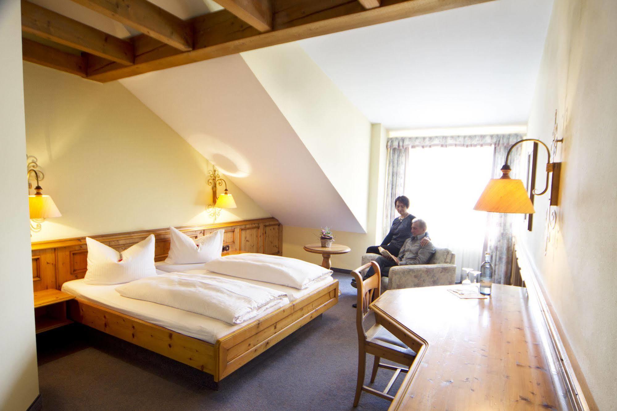 Landhotel Goldenes Kreuz 켐프텐 외부 사진