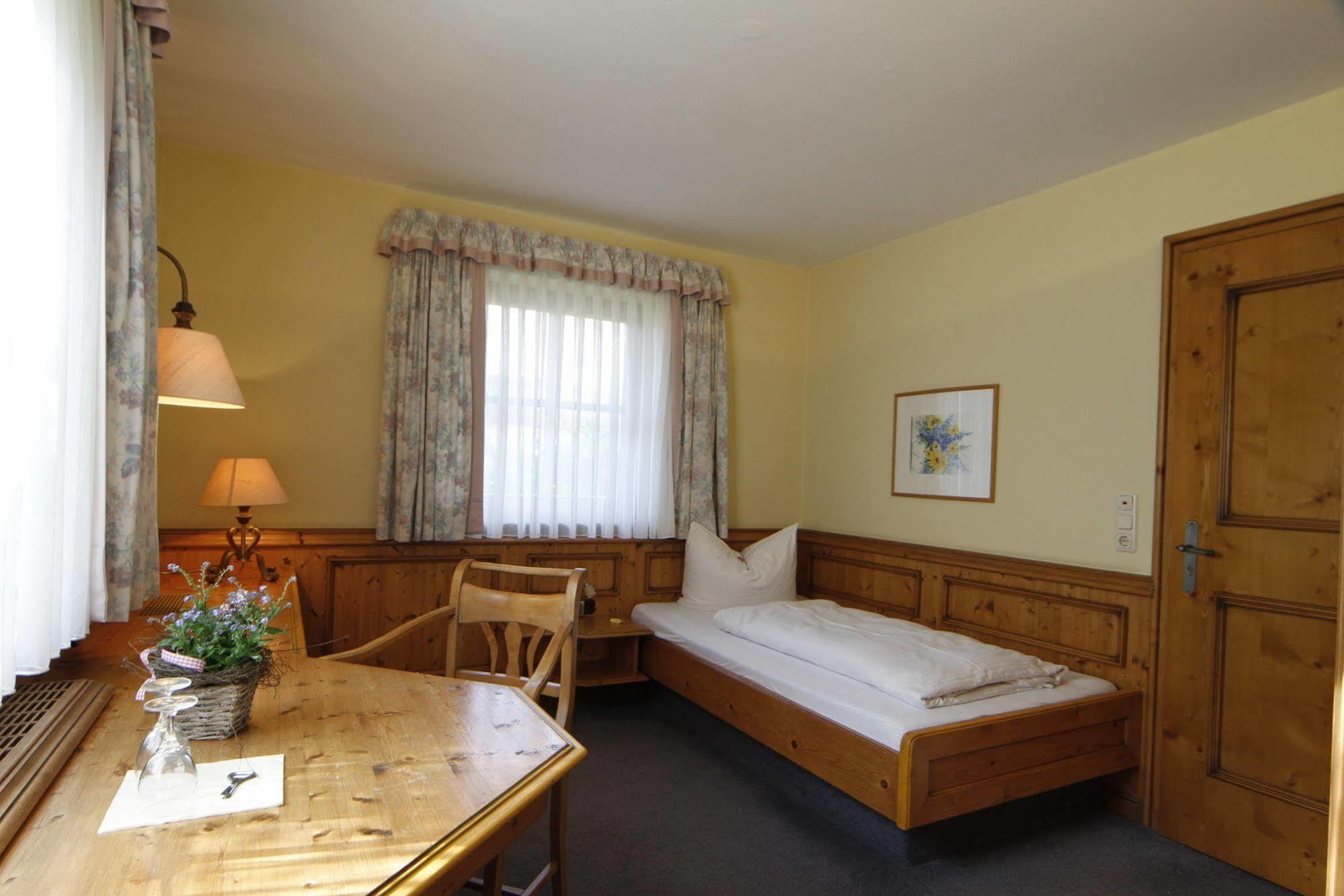 Landhotel Goldenes Kreuz 켐프텐 외부 사진
